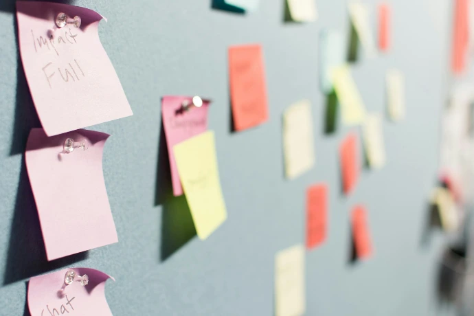 Post-it organisés sur un tableau illustrant la collaboration et les partenariats entre acteurs de l’insertion