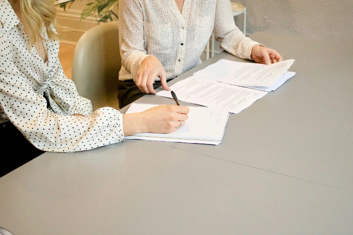 Collaboration entre partenaires autour de documents illustrant la coordination pour l’insertion professionnelle
