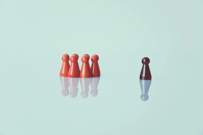 Illustration de communication et dynamique de groupe avec une personne isolée face à un collectif